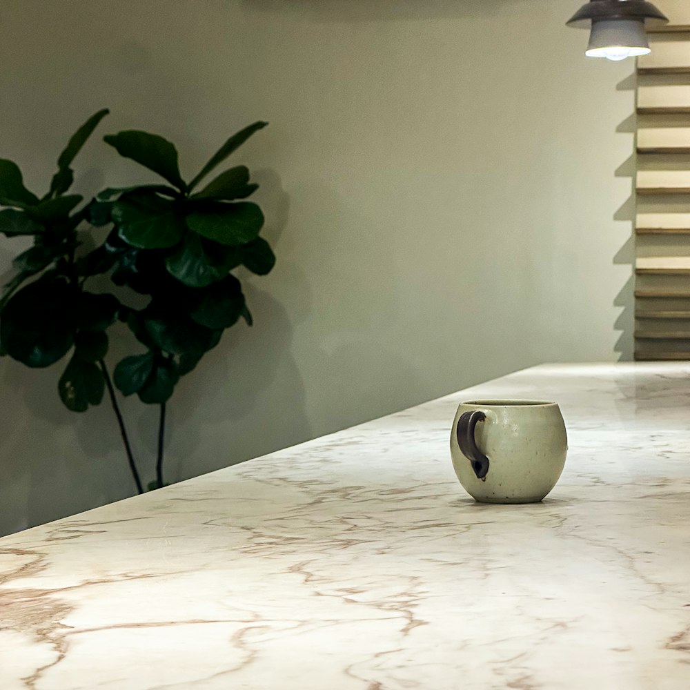 Mesa de Jantar Essenza em madeira maciça com linhas retas e pés robustos